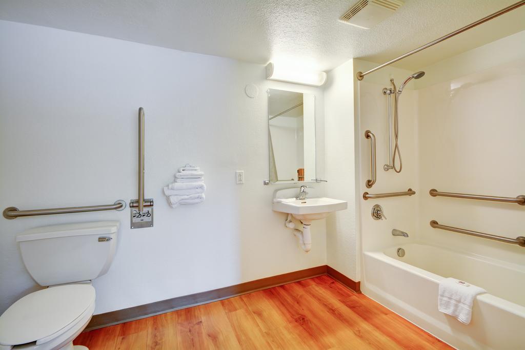Hotel 6-southington, Ct - Hartford
