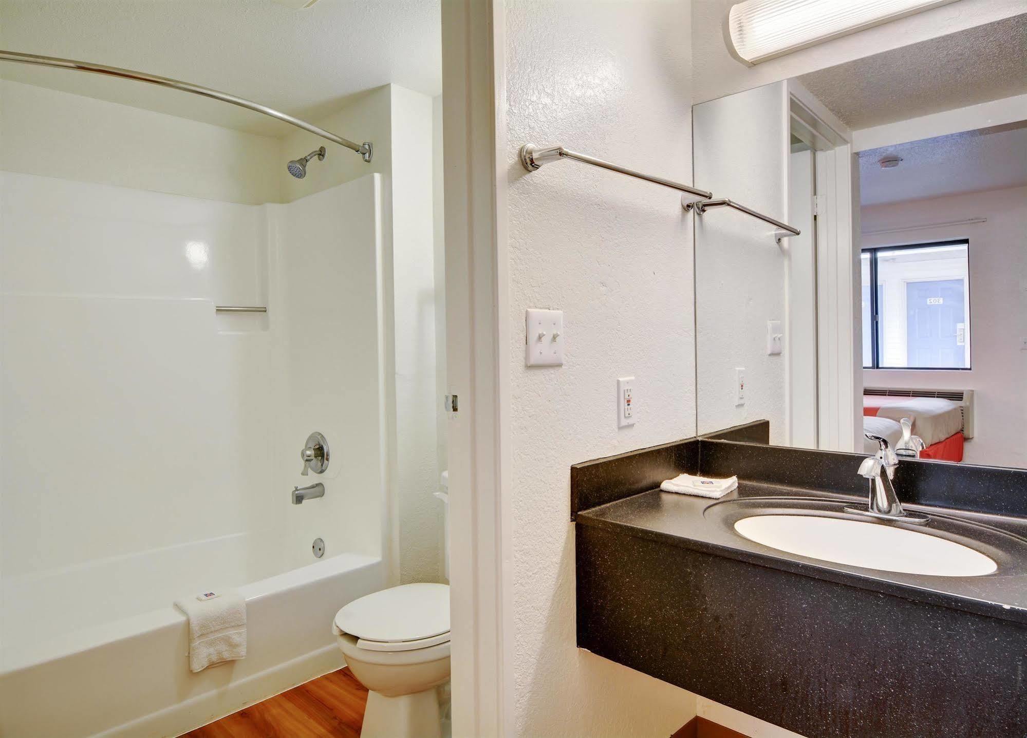 Hotel 6-southington, Ct - Hartford 2*